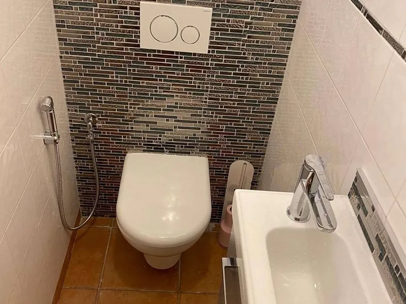WC suspendu posé dans une salle de bains rénovée
