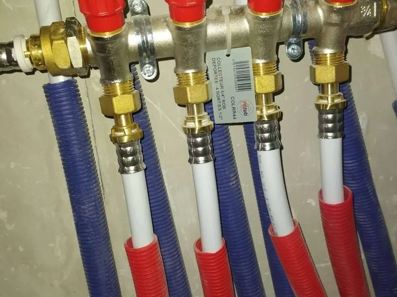 Collecteur et tubes PER gainés, rouges et bleus