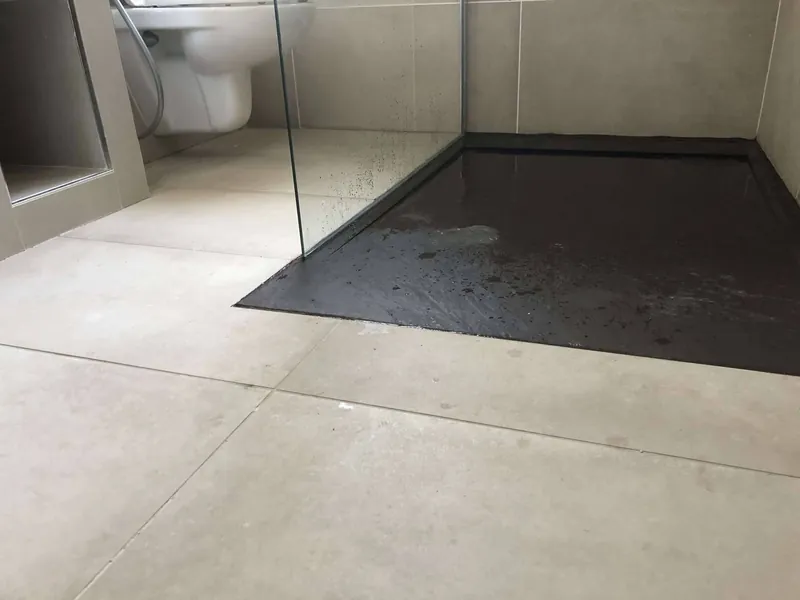 Douche de plain-pied extra-plate posée par Chauffeo