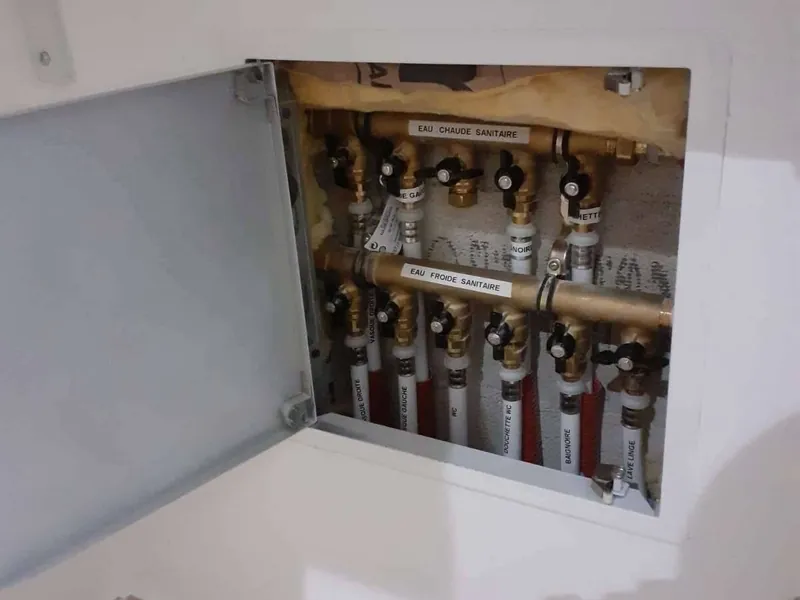 Thermostat d’ambiance programmable fixé au mur d’un couloir
